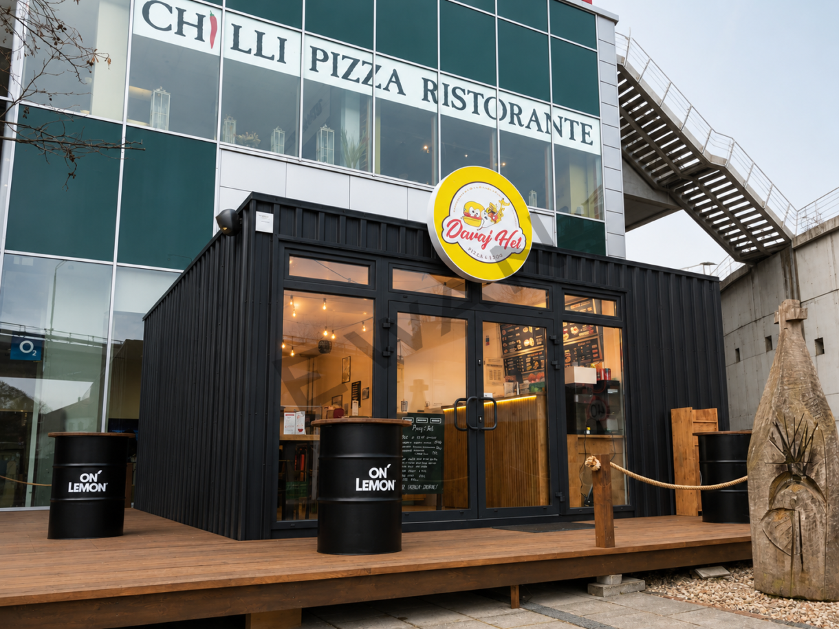 pawilon-gastronomiczny-fast-food.jpg Kontener gastronomiczny – nowoczesny pawilon gastronomiczny wykonany przez EWAN z dużymi przeszkleniami i elewacją z blachy.