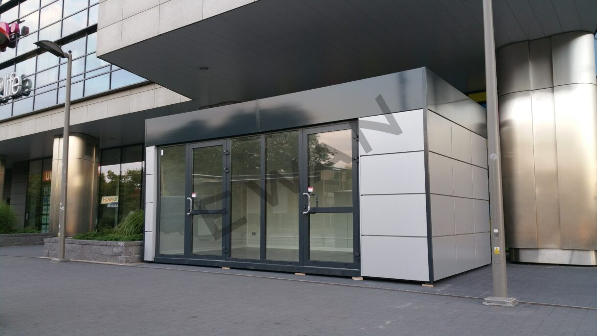 pawilon-uslugowy-przy-centrum-handlowym.jpg Nowoczesny pawilon handlowy przy galerii handlowej wykonany w technologii modułowej